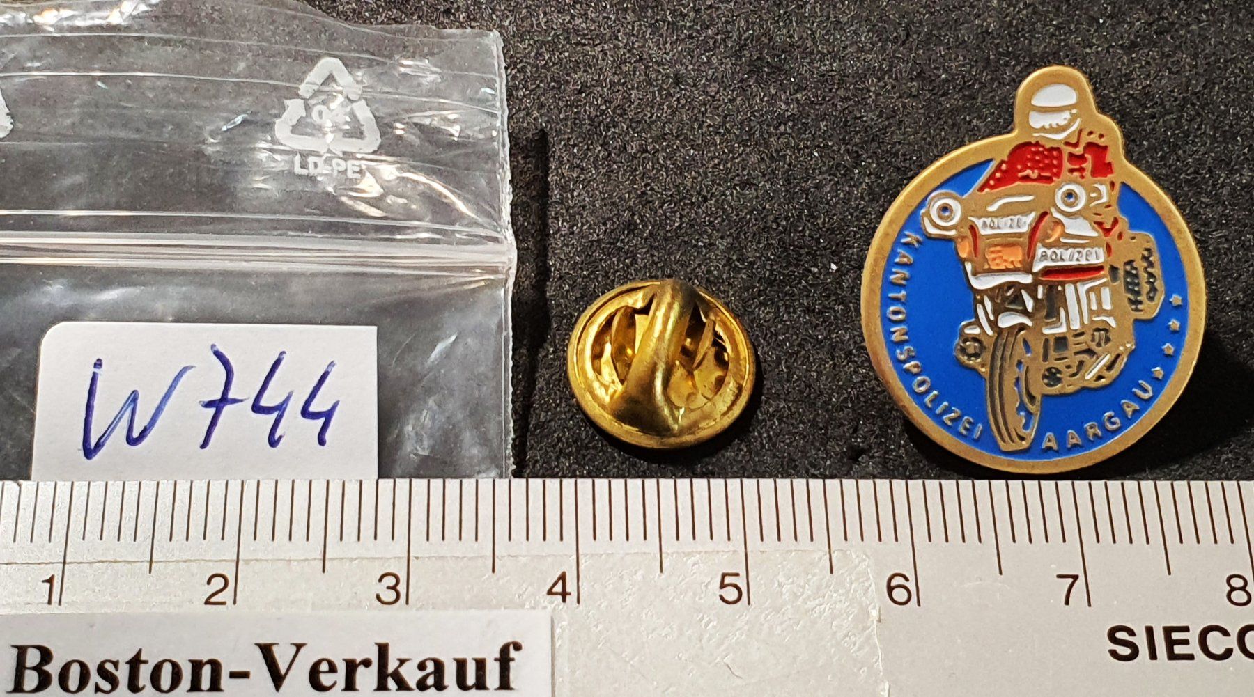 Placchette & Badge: W744 - Motorrad Polizei / Kantonspolizei Aargau – Usato da Reinach BL venduto da Boston-Verkauf 1