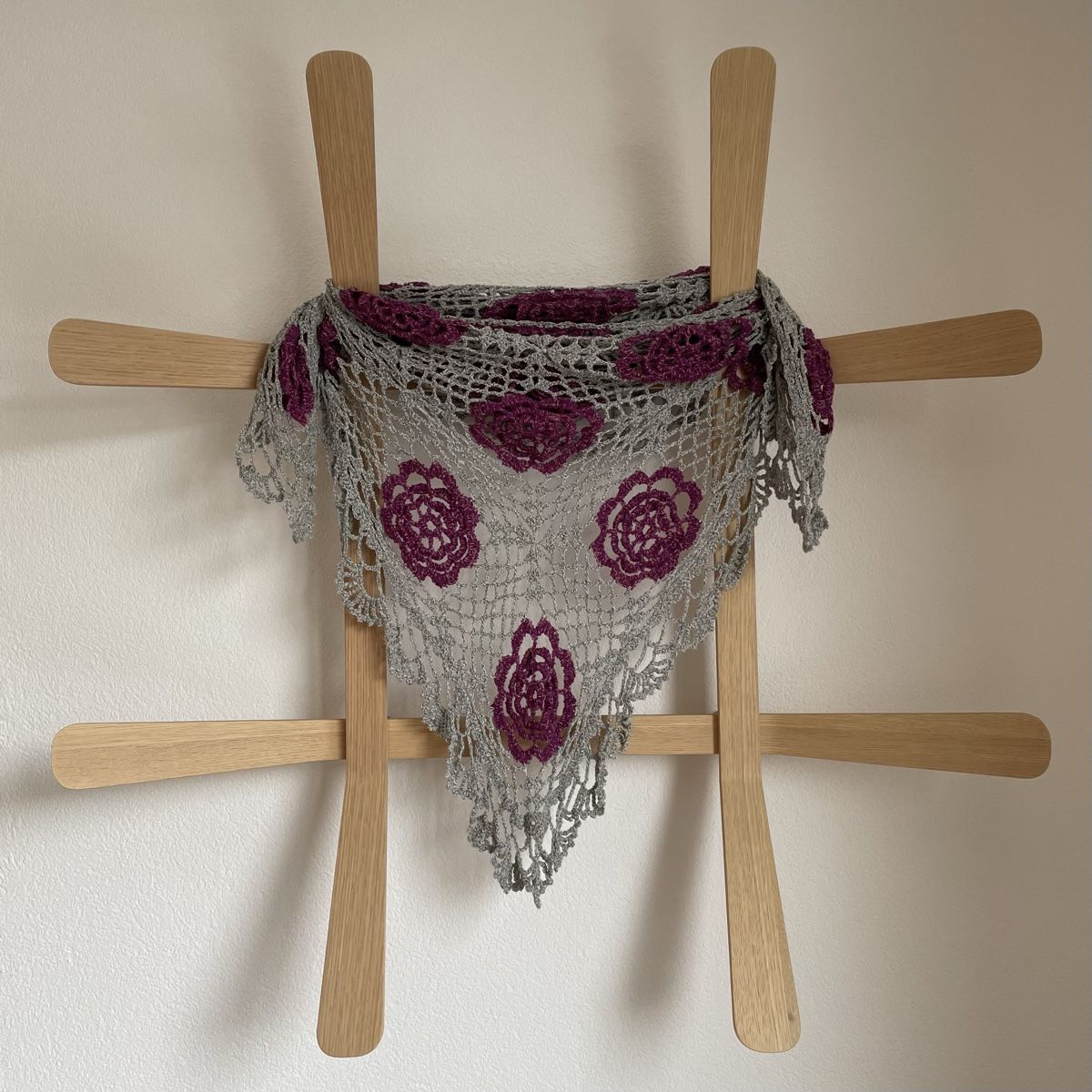 Foulard & Sciarpe: Exclusive handmade Crochet Shawl with Flower Design – Nuovo (secondo la descrizione) da Küsnacht ZH venduto da Zubli 2