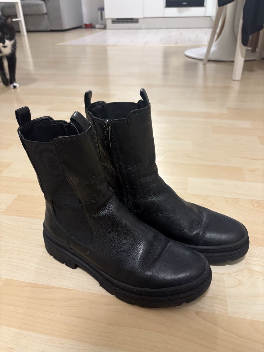 Scarpe da donna: Classic Black Leather Ankle Boots, Winter Ready, Size 39 – Usato da Lüscherz venduto da ine_rdx7 3