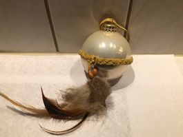 Schöne Weihnachtskugel mit Indianer Feder Verzierung