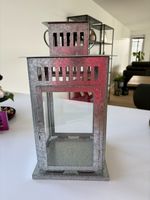 Neuwertige, moderne Laterne aus Metall
