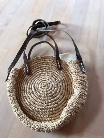 Handtasche sommerlich auf Bast