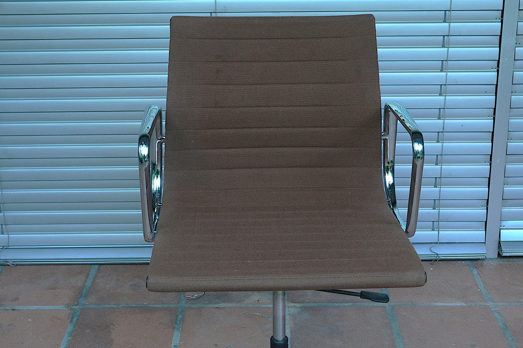 Eames Poltrone: Vitra Eames Aluminium Office Chair EA 117 – Usato da Bern venduto da secondchoice 3