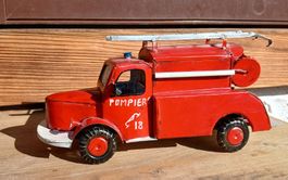 Joli petit camion de pompiers en tôle 