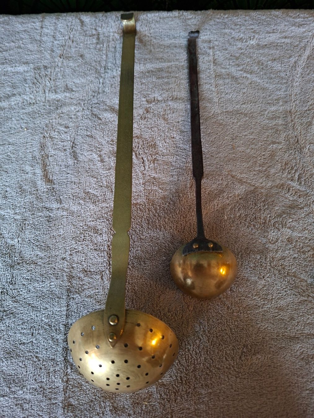 Elettrodomestici da cucina: 2 sehr alte Messing Schöpfkellen / Siebkellen - Vintage – Usato da Otelfingen venduto da silver-moon 1