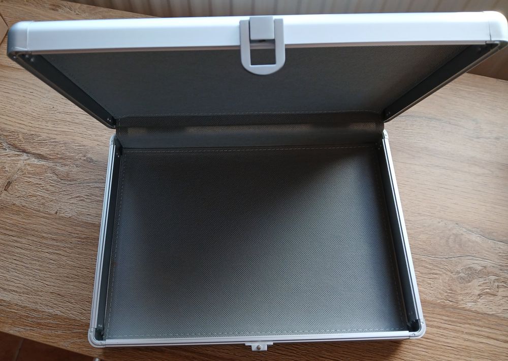 Mallette aluminium argenté, élégante et robuste 4