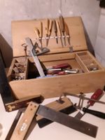 Holzkiste mit diversem Material zur Holzarbeit