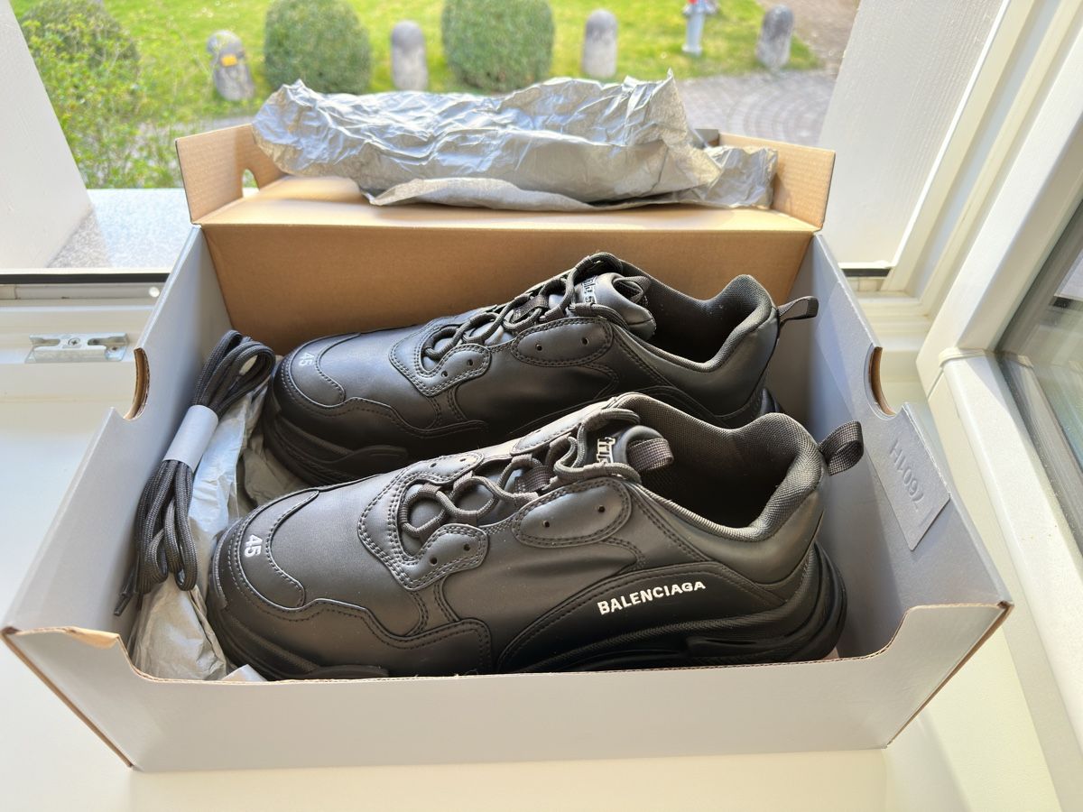Balenciaga Herrenschuhe: Balenciaga Triple S Black Grösse 45 – Gebraucht aus Winterthur von