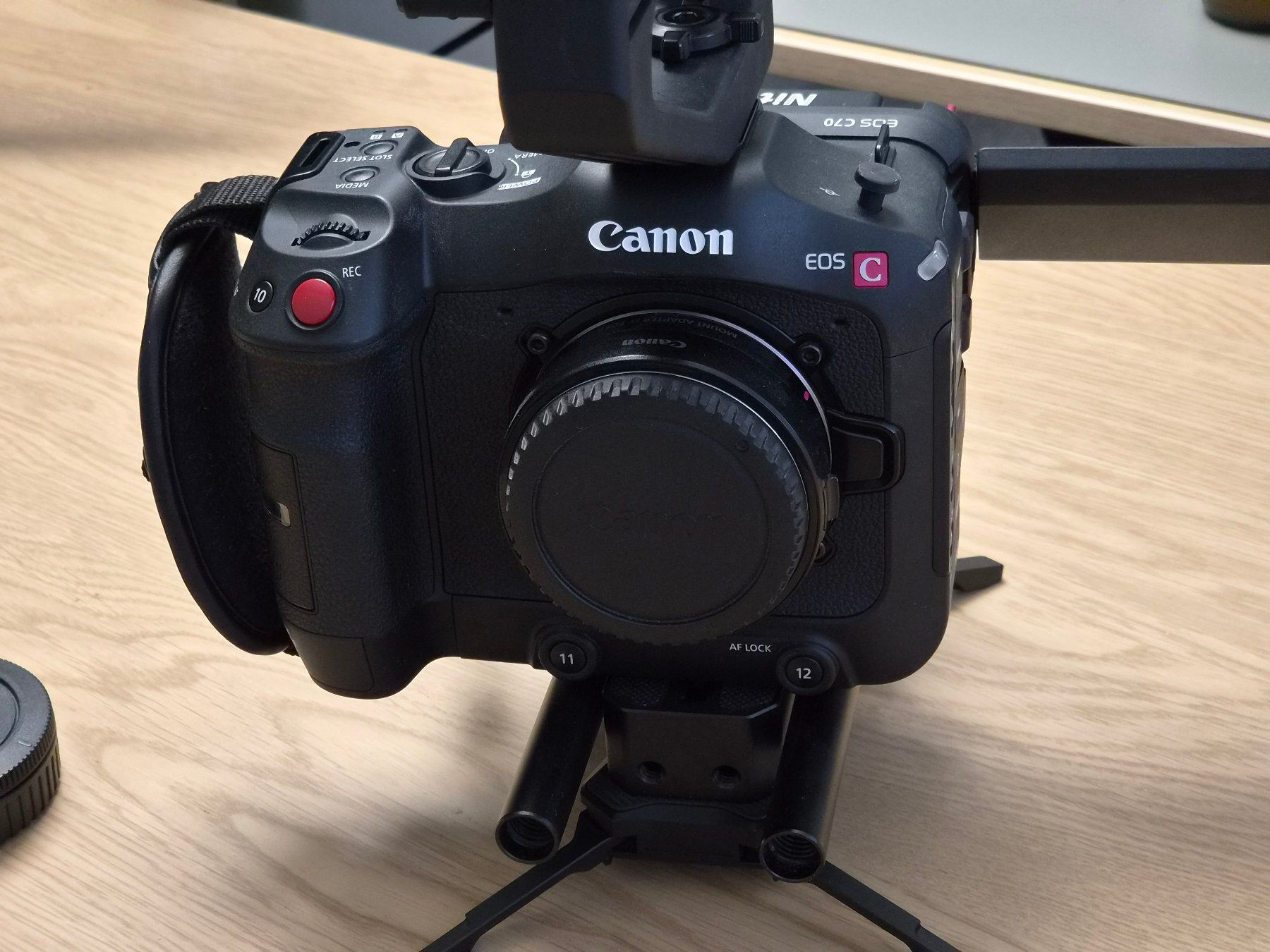 Canon Videocamere: Canon EOS C70 Cinema Kamera | mit V-Mount Rig – Usato da Wallisellen venduto da Blackstone0820