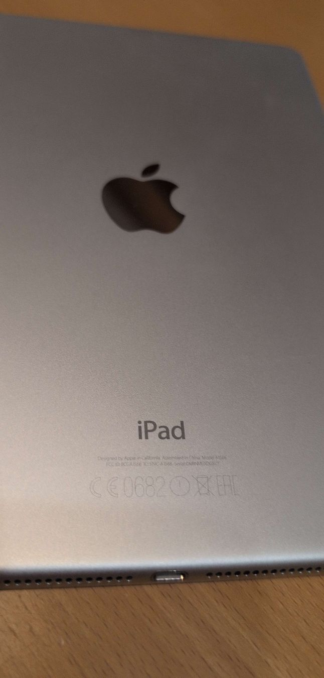 Apple Tablettes PC: Apple iPad gris modèle A1566 bon état – D'occasion à Bulle par mey_qd9c