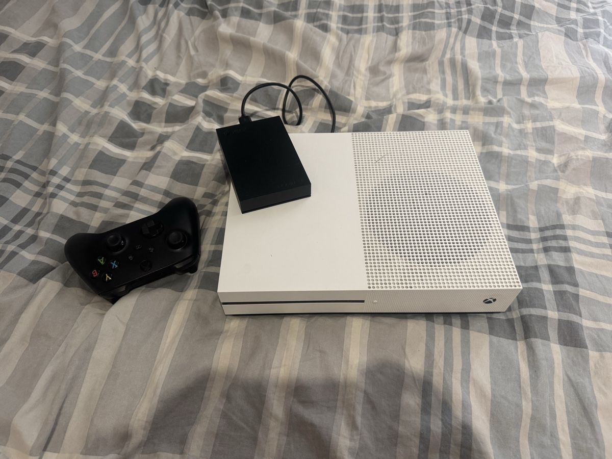 Microsoft Konsolen: Console Xbox One S 1To avec manette – Gebraucht aus Nyon von Froomito