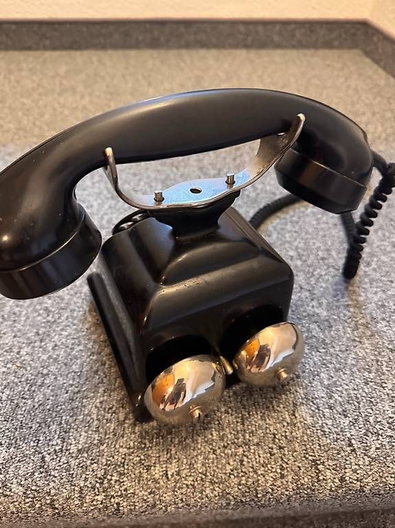 Swisscom Telefoni: Zwei Tischtelefone mit Wählscheibe und Glocken – Usato da Einsiedeln venduto da zuechi62 2
