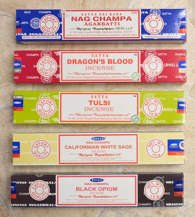 Satya Nag Champa Räucherstäbchen - Original, 15 G Packung Mit Souvenir-Abzeichen