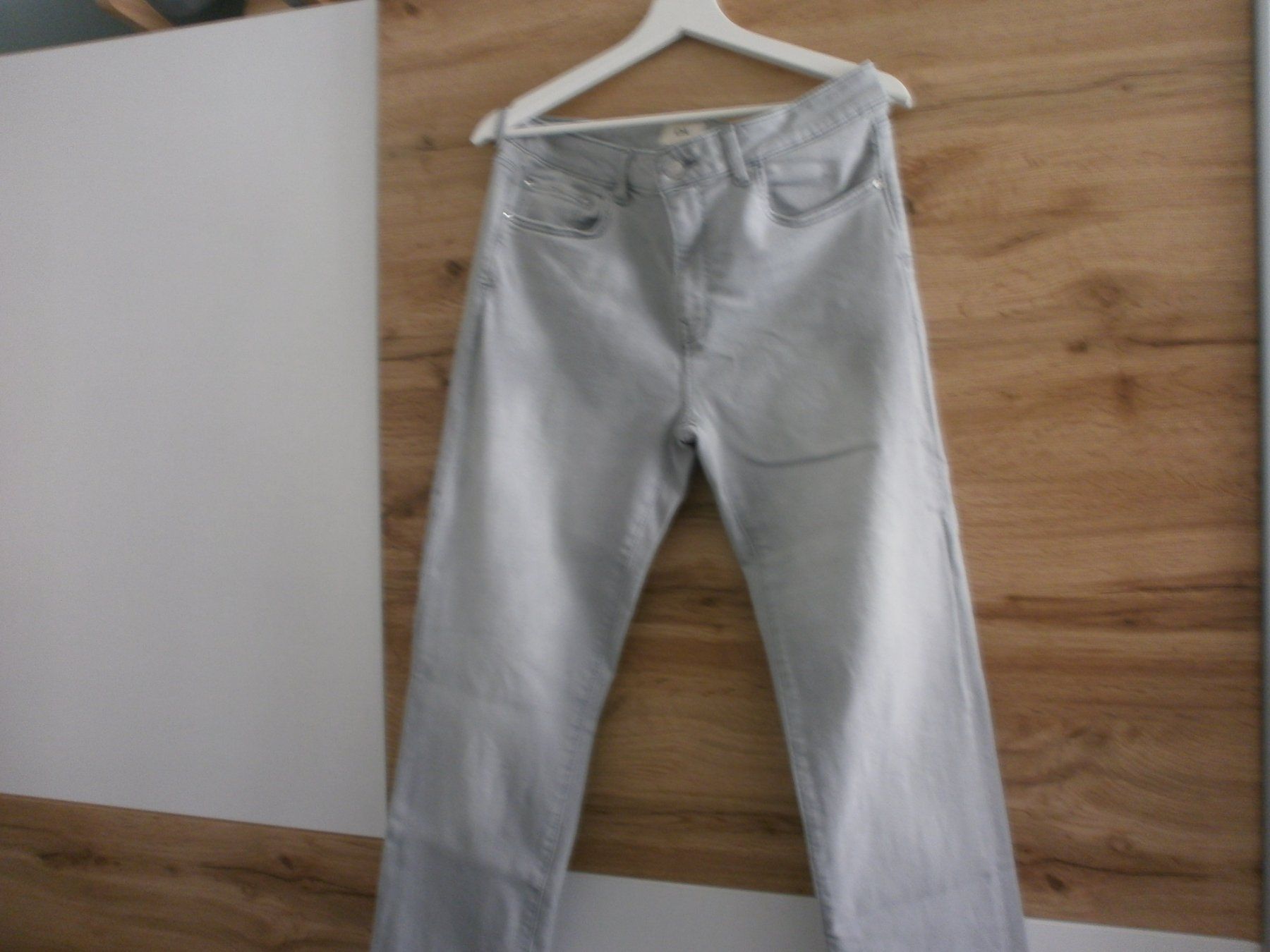 C&A Jeans: neue Jeans  in hellem Grau (Gr.42 – Usato da Pratteln venduto da Sorbet