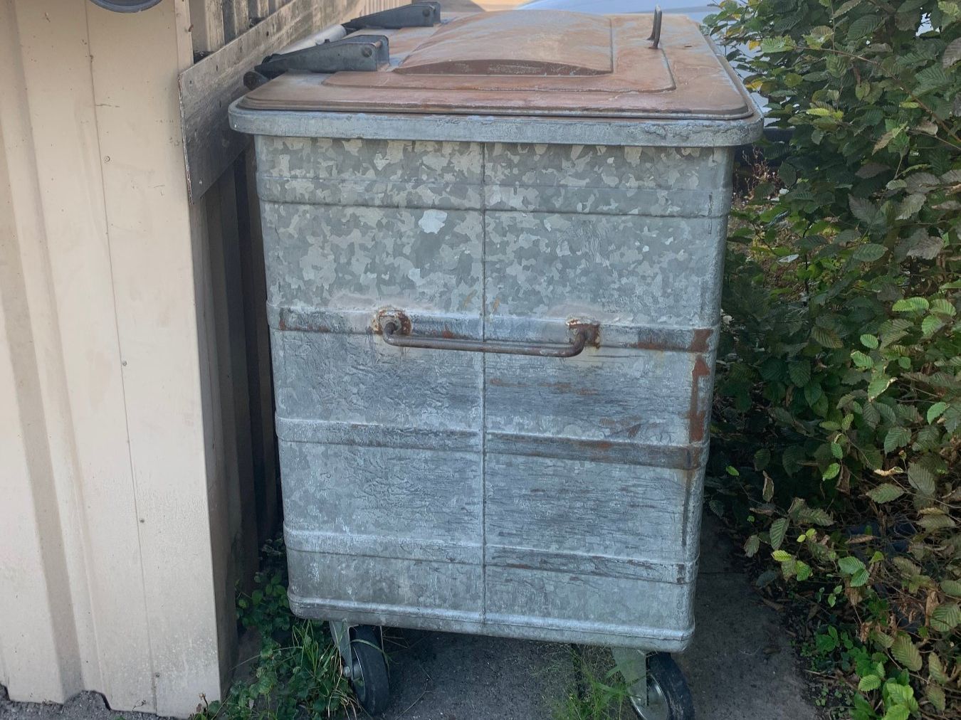 Autres articles bureau & commerces: Abfallcontainer - älteres Modell - gebraucht - Schmerikon SG – D'occasion à Innerthal par LadySwiss