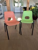 Zwei bunt-fröhliche Kinderstühle