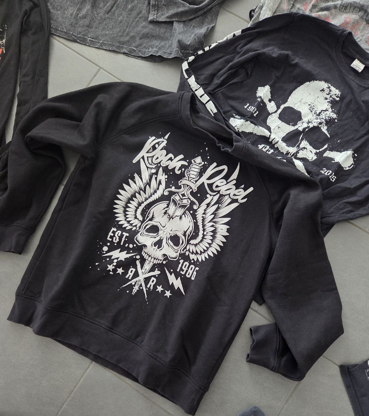 Lotti di vestiti: Kleiderpaket Oberteile Skull gr.M/L – Usato da Büttikon AG venduto da bluehim74 1
