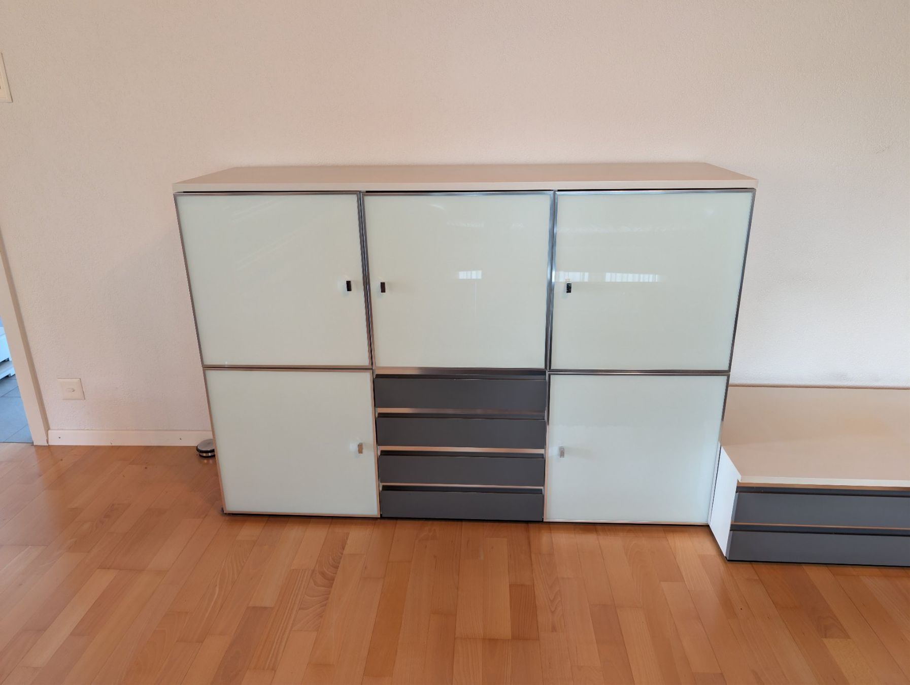 Commodes: Anrichte, Sideboard mit Glasfronten und Schubladen – D'occasion à Wald AR par Need2speed