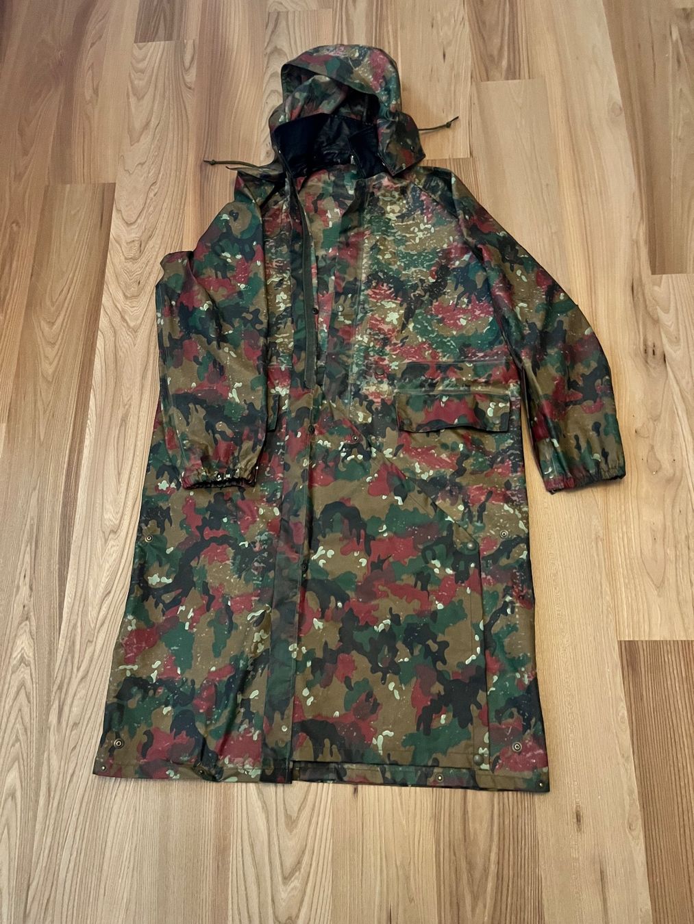 Schweizer Armee Uniformen: Schweizer Armee Pelerine Mittel – Gebraucht aus Uster von colmo