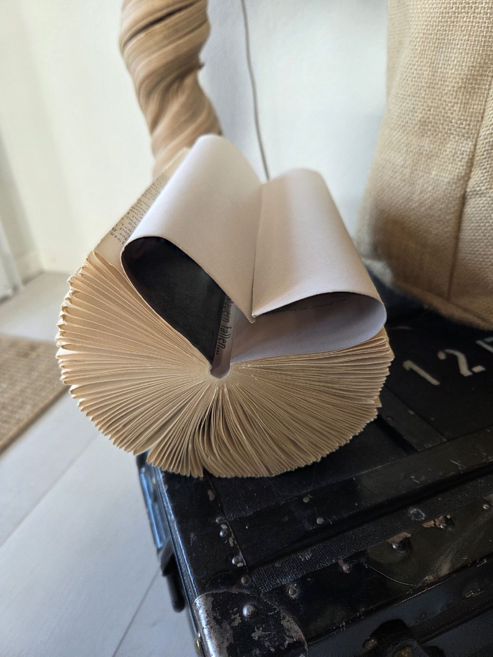 Toutes les décorations: gefaltetes Buch zu Deko-Zwecken oder als Notizhalter – D'occasion à Grosshöchstetten par Dirue 1