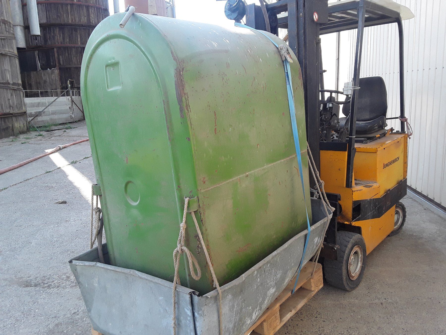 Accessori per altri veicoli: Diesel- oder Öltank ca. 1000 Liter – Usato da Schleitheim venduto da mauzlen 2