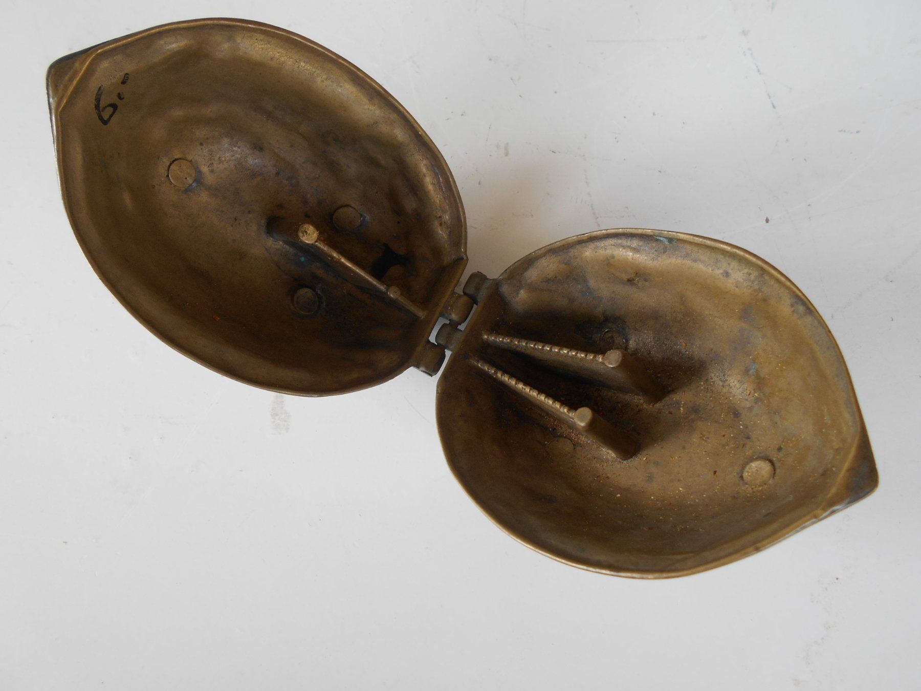 Appareils de cuisine: Antiker Nussknacker Messing, ca. 12 cm lang – D'occasion à Hünibach par vielesachen