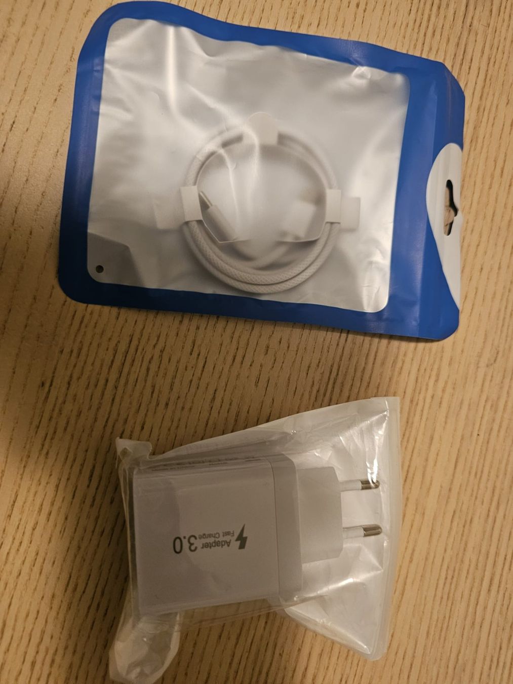 Ladegeräte: Chargeur rapide 4 sorties USB&USB-C +câble USB-C neuf! – Neu und originalverpackt aus Vernier von djoulelatouffe 1