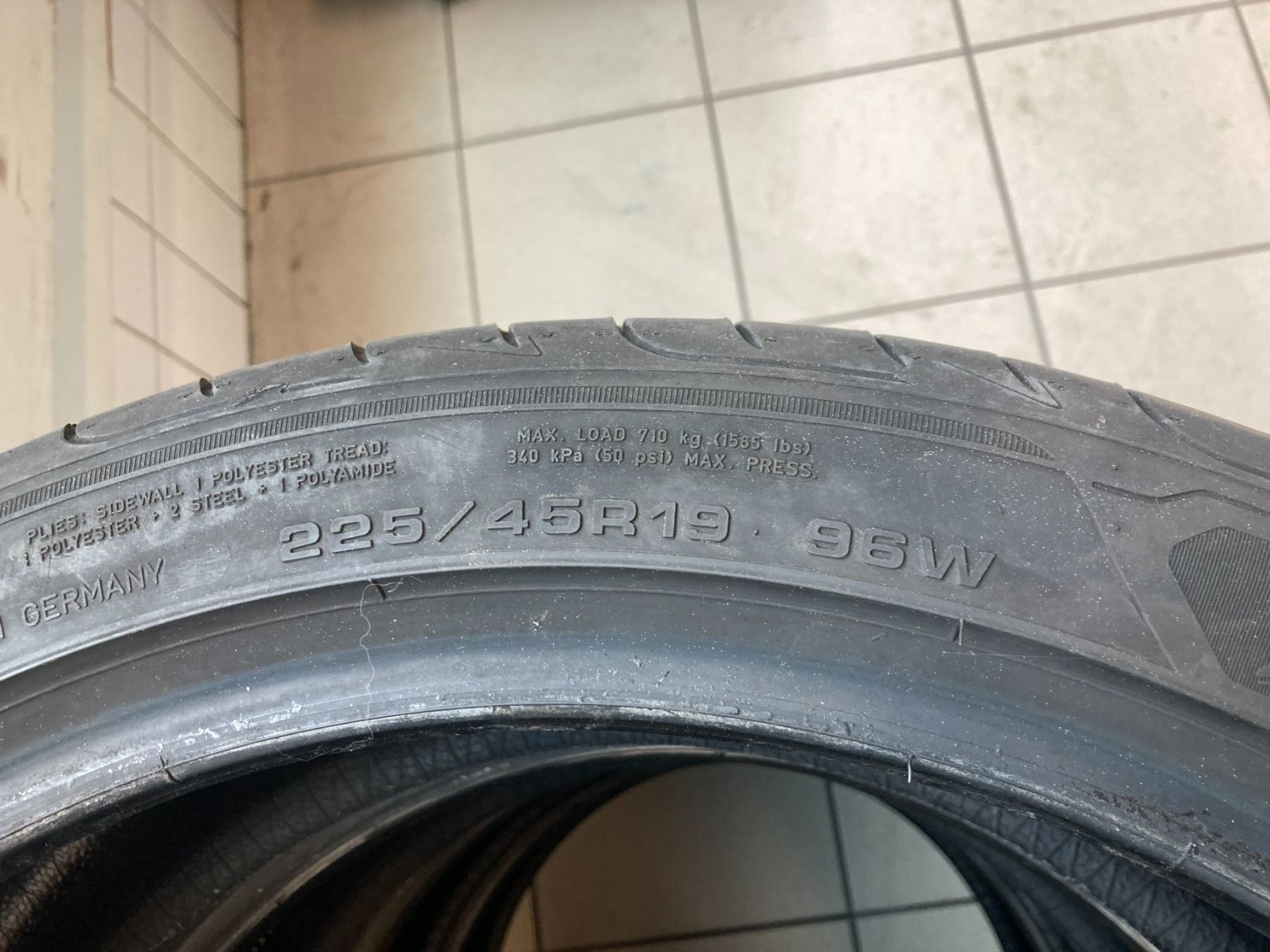 Goodyear Pneus & Kompletträder: 225/45R19 Sommerpneus Good Year – Gebraucht aus Cham von WB2223 1