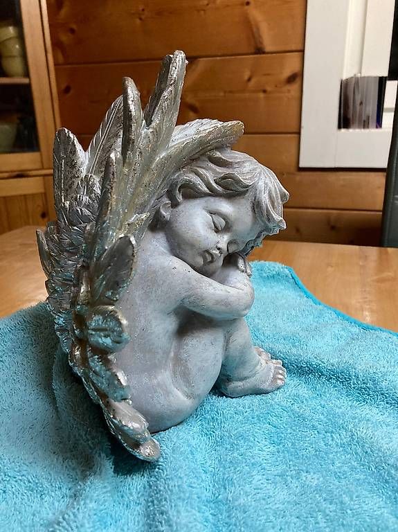 Statuette: Dekor Engel sitzend, ca. 23 cm hoch – Nuovo e nell'imballaggio originale da Wölflinswil venduto da Rhof 2