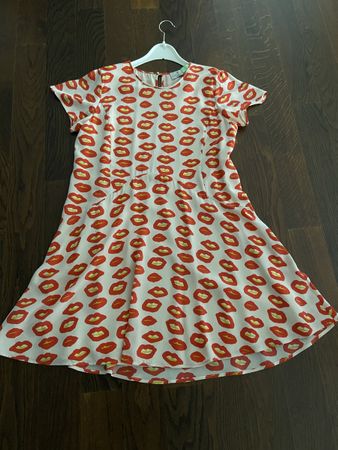 Kleid mit Lippenmuster, Marke Essentiel Antwerp, Grösse L