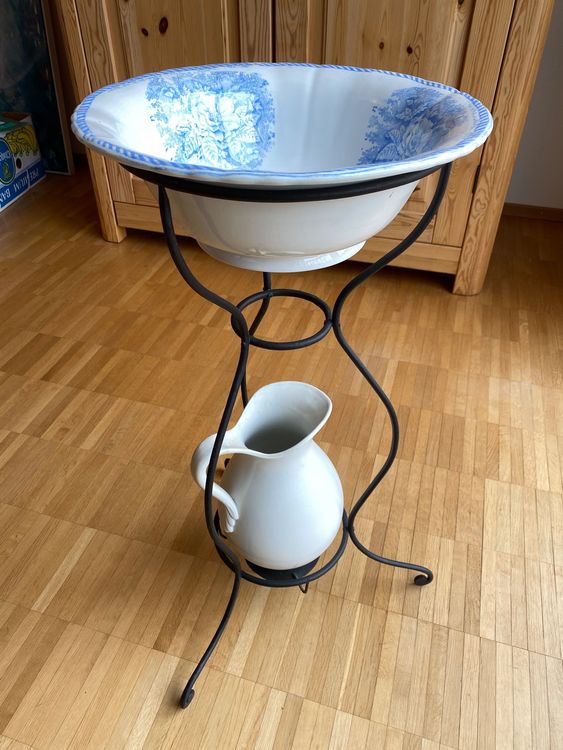 Antike Waschschüssel / Waschbecken auf Ständer mit Krug Kaufen auf