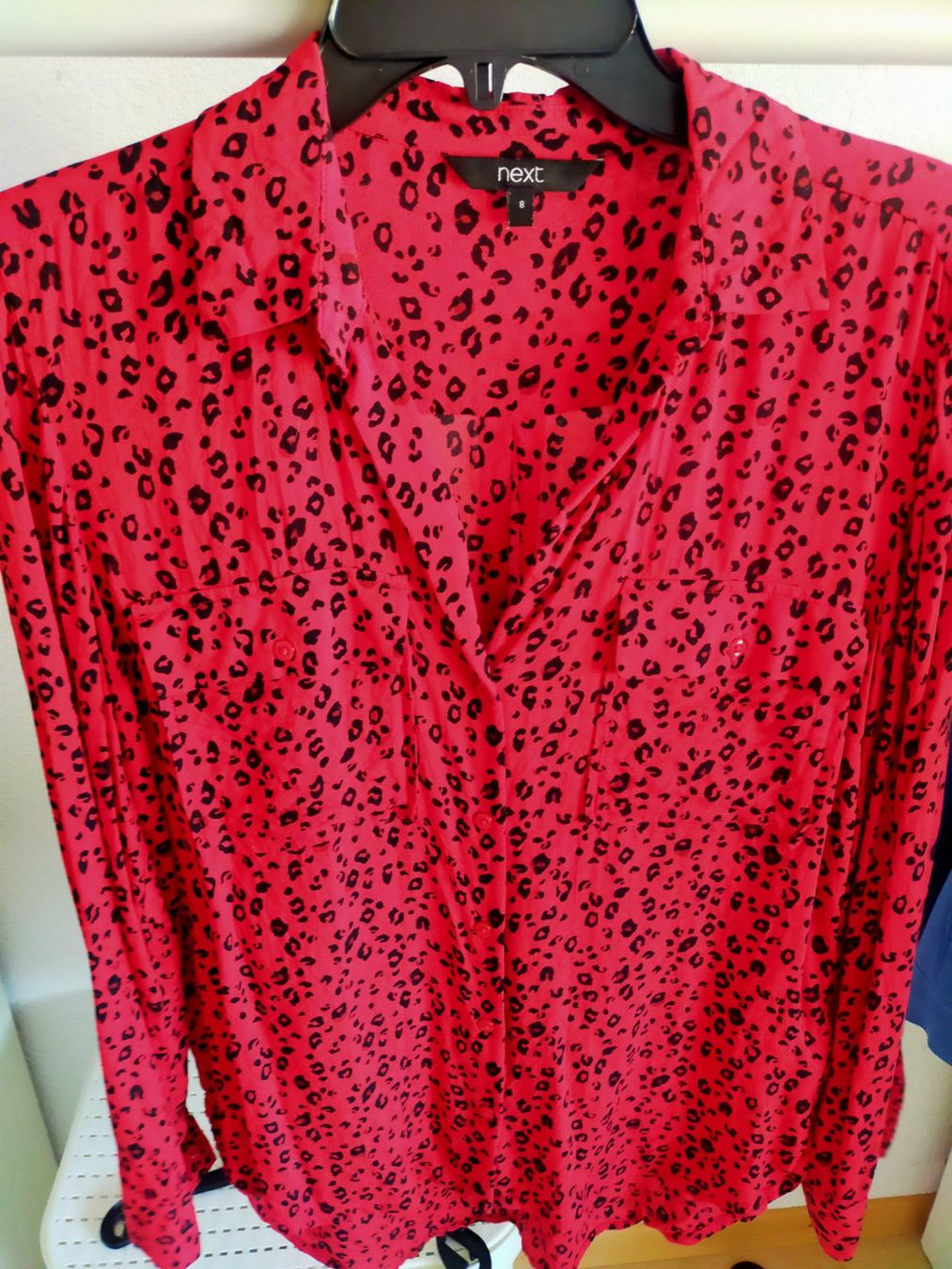 Next Camicette: Rote NEXT Bluse mit Leo-Muster, Gr. 36 Weicher Stoff! – Usato da Tägerig venduto da mikky02