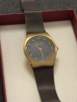 BERING Damenuhr – minimalistisches Design in Bronze