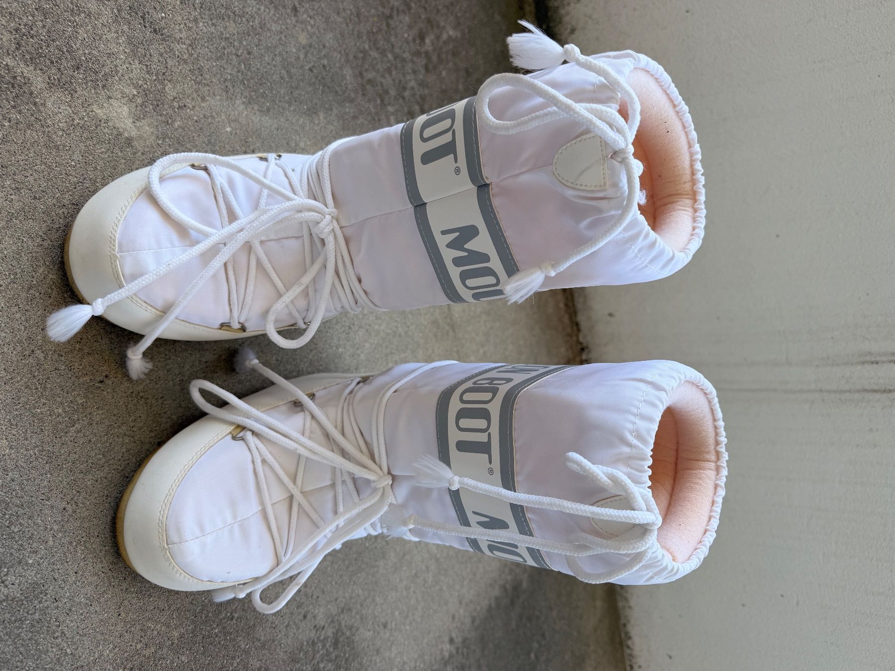 Moon Boot Damenschuhe: Bottes Moon Boot blanches taille 35-38 bon état – Gebraucht aus Bellmund von lolo707