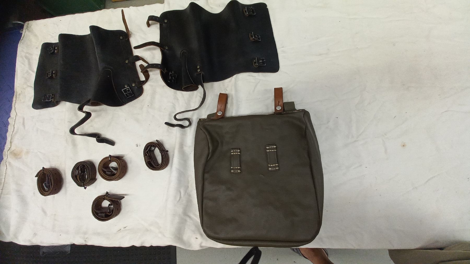 Schweizer Armee Stichwaffen: Lot von Schweizer Armee Ausrüstung . – Gebraucht aus Welschenrohr von Oldie551