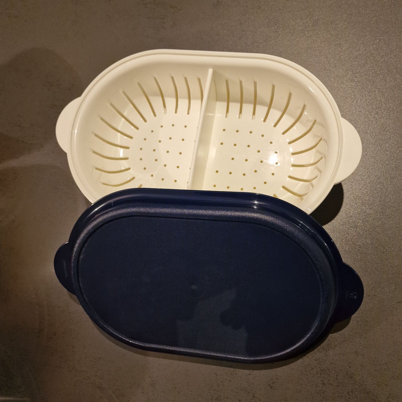 Tupperware Behälter & Ähnliches: Tupperware Super Servierstar mit Siebeinsatz und Deckel – Gebraucht aus Wohlen AG von alphons31