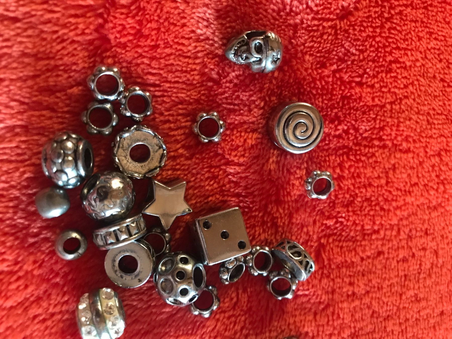 Anhänger: Mini Charms 28 Stück Kette basteln Deko – Gebraucht aus Schwyz von Maerzetuepfli 5