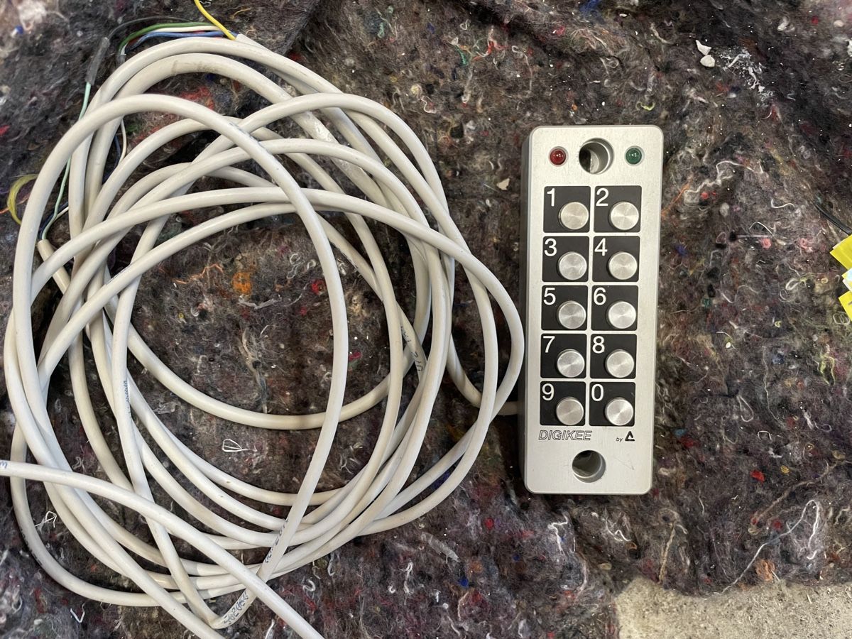 Schlösser: Code Schloss Taster Digikey Wunderli Electronics AG 12VDC – Gebraucht aus Riedt b. Erlen von Darksilver