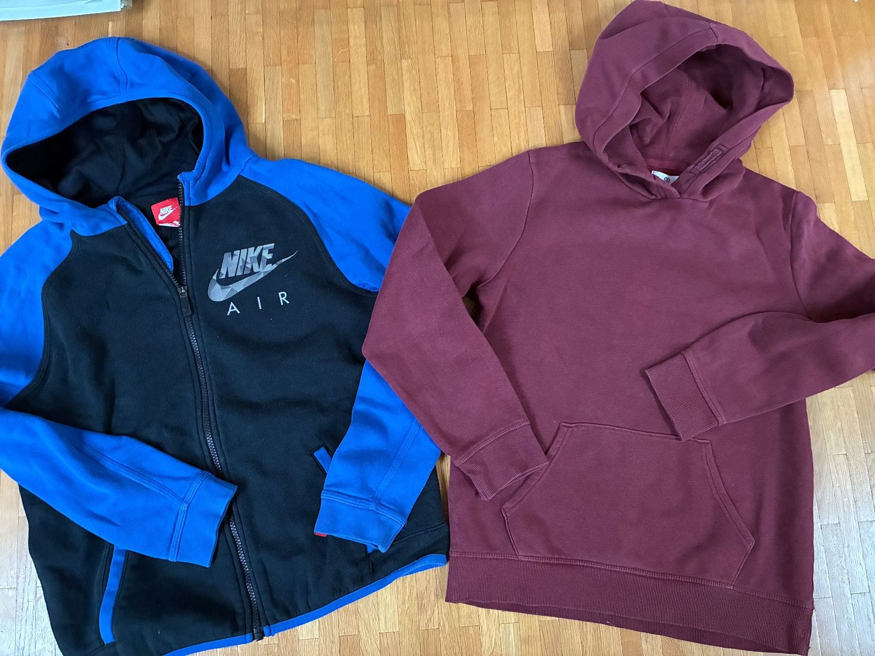 Lotti & Set di vestiti: 2x Sweatshirt 12 Jahr mit NIKE – Usato da Veyrier venduto da gnoom74