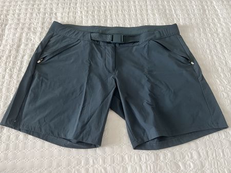  Shorts Quechua dunkelblau Grösse 40 guter Zustand