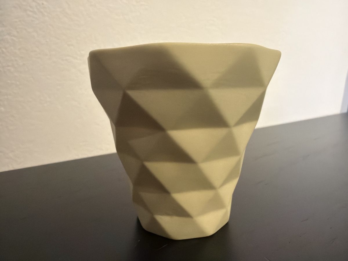 Tazze: Becher mit geometrischem Muster hellgelb  – Usato da Widnau venduto da kustercarmen