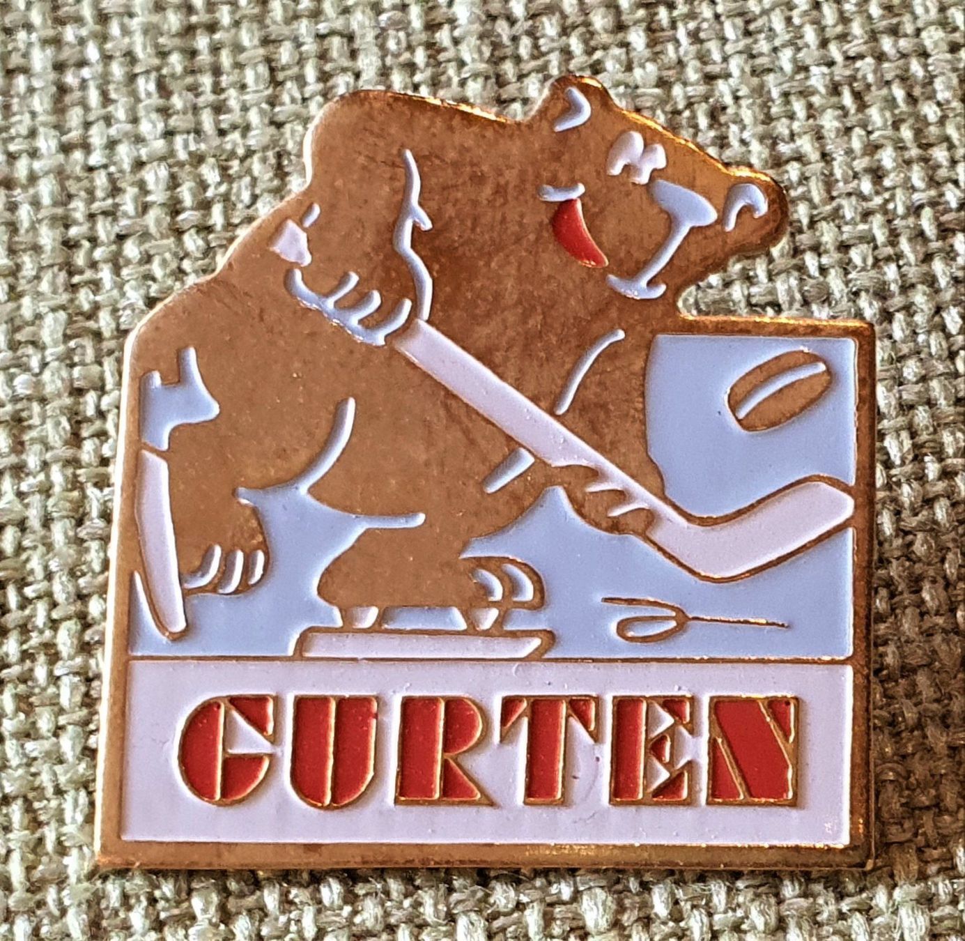 Plaketten & Abzeichen: J906 - Pin Gurten Bier Bär Eishockey – Gebraucht aus Reinach BL von Boston-Verkauf