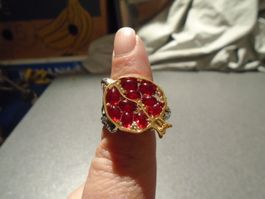 Ring Grösse 9, oben goldfarbig, rote Steine