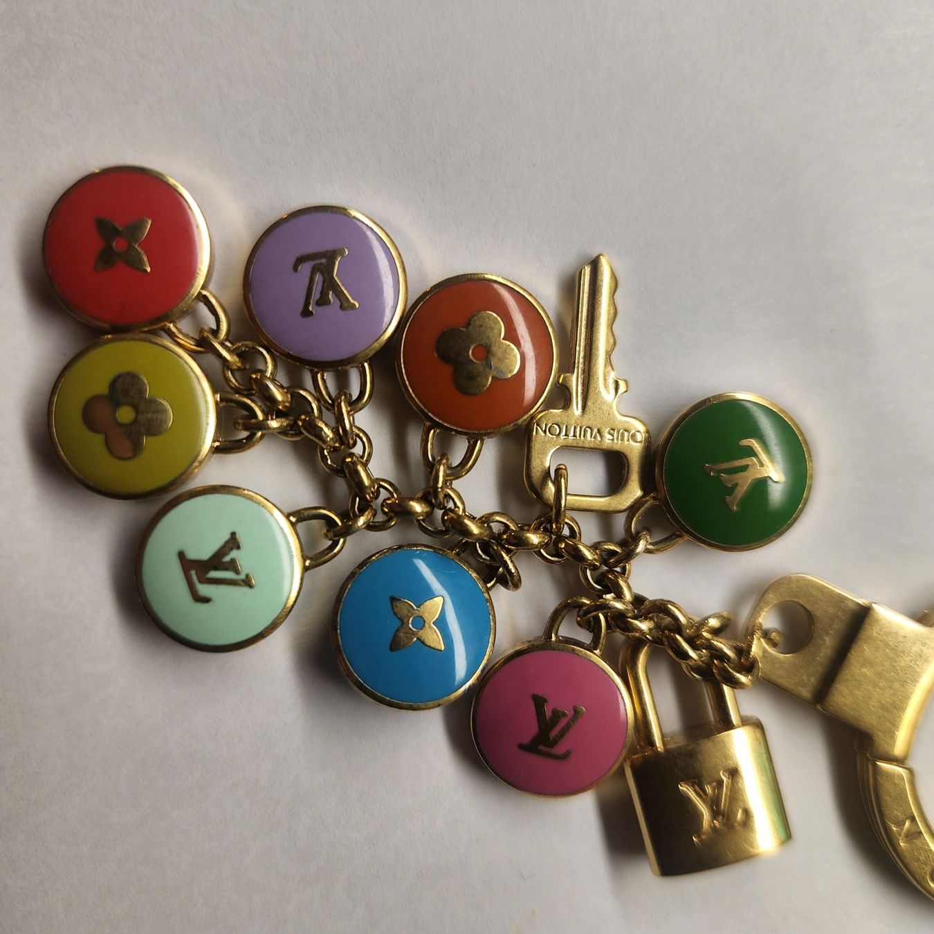 Louis Vuitton Schlüsselanhänger & - bänder: Porte clés LOUIS VUITTON pastilles Charm – Gebraucht aus Lausanne von gmax8995
