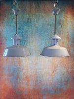 zwei Emaille Industrie Lampen