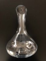 Carafe à vin en verre transparent faite main bon état.