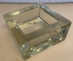 Massiver Glasaschenbecher mit kleinen Abplatzern