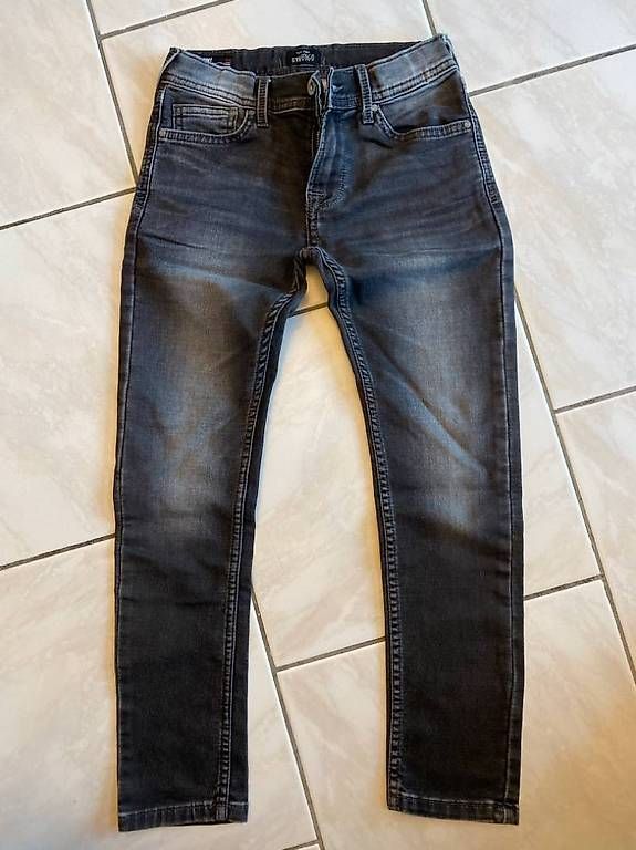 Hosen: Vend lot pantalons 134 enfant – Gebraucht aus Morrens VD von gia_sfs5 4