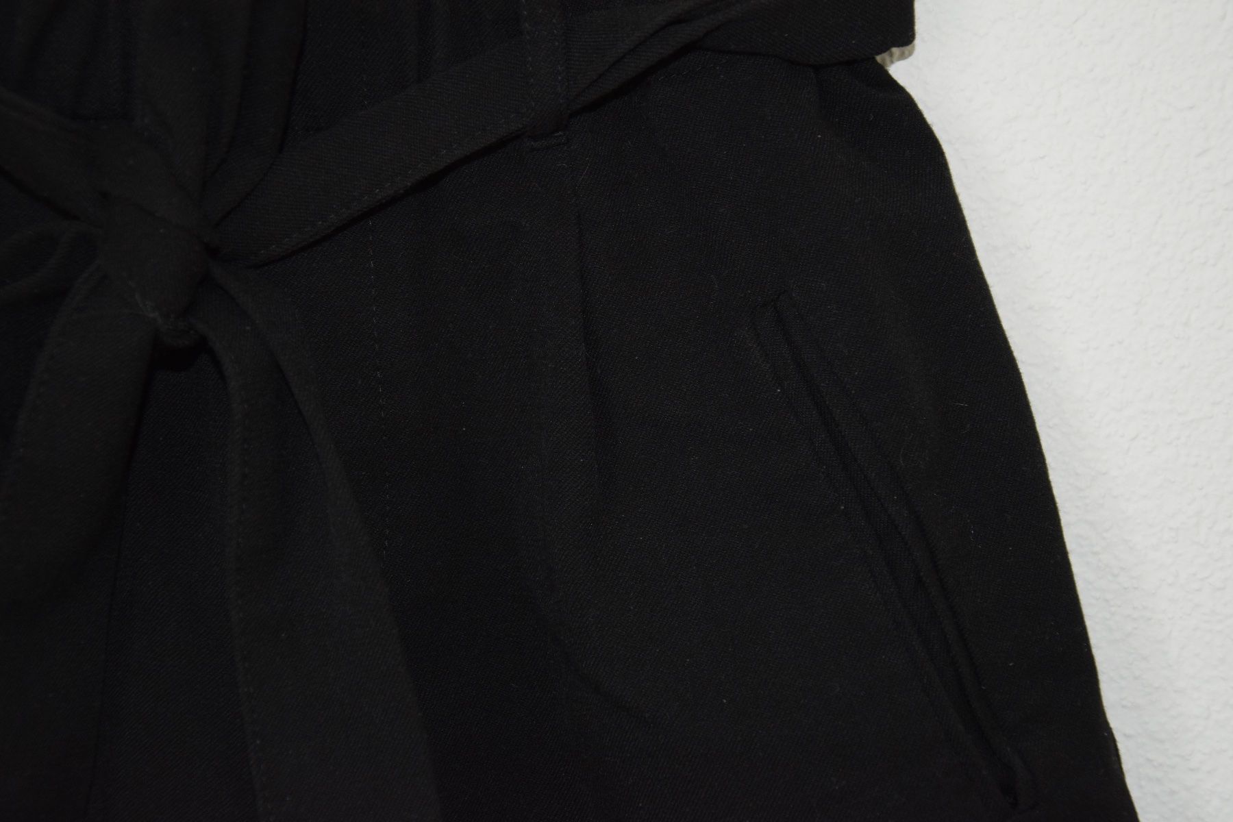 Zara Pantaloni: Schicke, kurze, schwarze Hose mit Bindegürtel, Grösse 36 – Nuovo (secondo la descrizione) da Wil SG venduto da Sawil 1