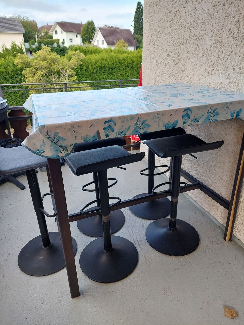 Tavoli: Hoher Tisch mit 5 Stühlen – Usato da Münchwilen TG venduto da BrinaBull86